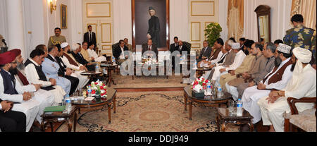 Di Karachi, Pakistan. Il 3 settembre 2013. Il primo ministro Muhammad Nawaz Sharif affiancato dal Governatore Sindh Dr. Ishratul Ibad Khan e Chief Minister Sindh Syed Qaim Ali Shah presiede la riunione dei partiti politici a casa del governatore, Karachi su 03.09.2013. La dispensa dal Pakistan informazioni dipartimento   (foto di PID/Deanpictures/Alamy Live News Foto Stock