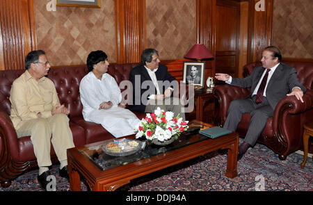 Di Karachi, Pakistan. Il 3 settembre 2013. Governatore Sindh Dr. Ishratul Ibad Khan invita il Primo Ministro Muhammad Nawaz Sharif a casa del governatore, Karachi Ministro Federale per interni Chaudhry Nisar Ali Khan e il Ministro Federale per le informazioni e la radiodiffusione Pervaiz Rasheed sono anche presenti. La dispensa dal Pakistan informazioni dipartimento   (foto di PID/Deanpictures/Alamy Live News Foto Stock