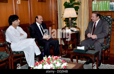 Di Karachi, Pakistan. Il 3 settembre 2013. Chief Minister Sindh Syed Qaim Ali Shah invita il Primo Ministro Muhammad Nawaz Sharif a casa del governatore, Karachi su 03.09.2013. Ministro federale per interni Chaudhry Nisar Ali Khan è anche presente. La dispensa dal Pakistan informazioni dipartimento   (foto di PID/Deanpictures/Alamy Live News Foto Stock