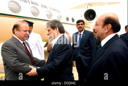 Di Karachi, Pakistan. Il 3 settembre 2013. Il primo ministro Muhammad Nawaz Sharif essendo ricevuti dal governatore Sindh Dr. Ishrat-ul-Ebad Khan e Chief Minister Sindh Syed Qaim Ali Shah a Karachi Air Port su Settembre 03, 2013 Handout dal Pakistan informazioni dipartimento   (foto di PID/Deanpictures/Alamy Live News Foto Stock