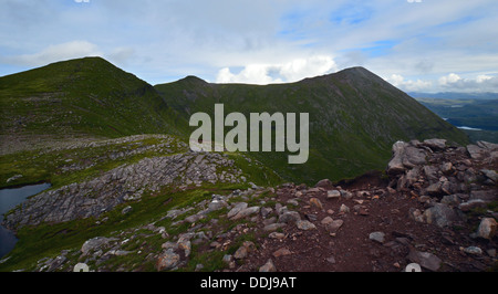 Montagna scozzese Sail Gharbh visibile dal sentiero sottostante il vertice di Spidean Coinich (entrambi Corbetts) su Quinag. Foto Stock