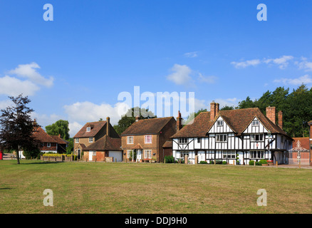 Le vecchie case che si affaccia sul verde villaggio nella pittoresca Chartham, vicino a Canterbury, nel Kent, Inghilterra, Regno Unito, Gran Bretagna Foto Stock