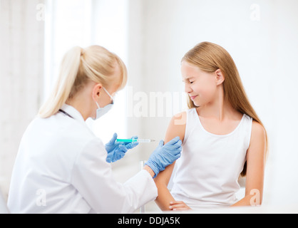 Medico facendo del vaccino per bambini in ospedale Foto Stock