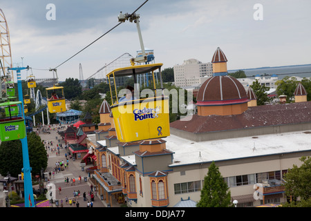 Un uomo che cavalca il cielo Ride a Cedar Point Amusement Park a Sandusky, Ohio Foto Stock