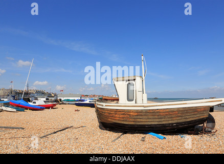 La pesca tradizionale barca su shingle Walmer Beach sulla costa sud a Deal, Kent, Inghilterra, Regno Unito, Gran Bretagna Foto Stock