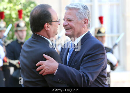 Parigi, Germania. 03Sep, 2013. Il Presidente tedesco Joachim Gauck (R) è accolto dal Presidente francese Francois Hollande nell'Elysée Palace a Parigi, Germania, 03 settembre 2013. Gauck è su un sito web ufficiale di tre giorni di visita in Francia. Foto: WOLFGANG KUMM/dpa/Alamy Live News Foto Stock