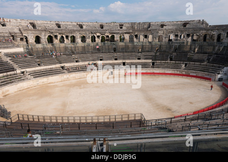 Ii secolo d.c. anfiteatro romano di Nîmes, Regione Languedoc-Roussillon di Francia Foto Stock