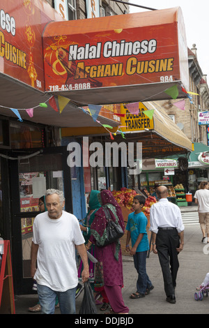 Immigrato pakistano Neighbourhood durante il Pakistan indipendenza celebrazioni a Brooklyn, New York. Halal ristorante cinese Foto Stock