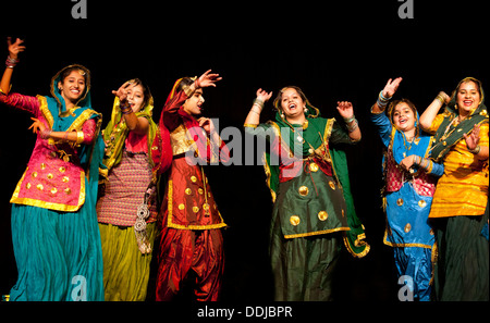 Punjabi donne ballerina Foto Stock