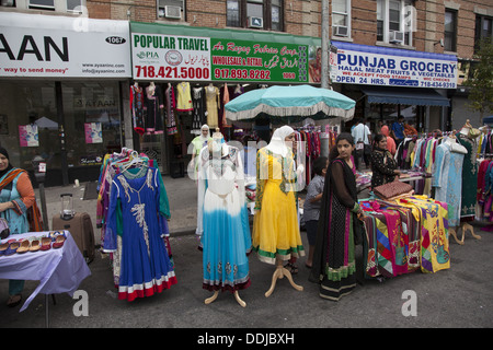 Immigrato pakistano Neighbourhood durante il Pakistan indipendenza celebrazioni a Brooklyn, New York. Foto Stock
