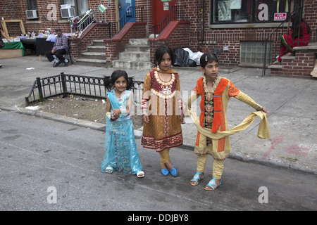 Immigrato pakistano Neighbourhood durante il Pakistan indipendenza celebrazioni a Brooklyn, New York. Foto Stock