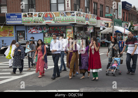 Immigrato pakistano Neighbourhood durante il Pakistan indipendenza celebrazioni a Brooklyn, New York. Foto Stock