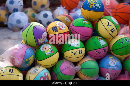 Coloratissime palle in vendita al mercato indiano e palle sportive per un certo numero di diversi sport Foto Stock