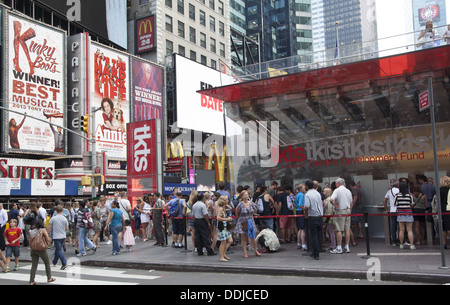 La Discount Theatre Ticket Booth per lo stesso giorno di biglietti è sempre affollato in Times Square NYC. Foto Stock