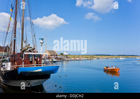 Porto e molo con barche da pesca pozzetti accanto al mare Costa North Norfolk England Regno Unito GB EU Europe Foto Stock