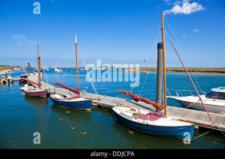 Porto e molo con barche da pesca pozzetti accanto al mare Costa North Norfolk England Regno Unito GB EU Europe Foto Stock