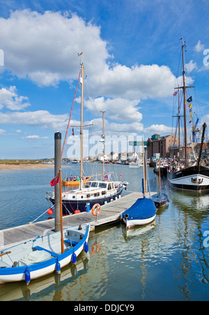 Porto e molo con barche da pesca pozzetti accanto al mare Costa North Norfolk England Regno Unito GB EU Europe Foto Stock