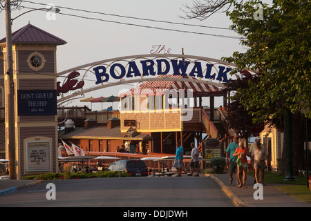 Il sole tramonta sul Boardwalk in Put-In-Bay, Ohio Foto Stock