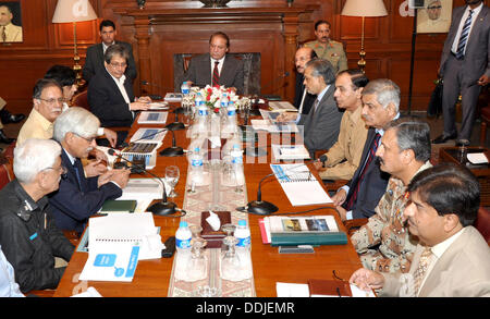 Di Karachi, Pakistan. Il 3 settembre 2013. Il primo ministro Muhammad Nawaz Sharif presiede l elevato livello di legge ed ordine incontro alla Casa del Governatore, Karachi . La dispensa dal Pakistan informazioni dipartimento   (foto di PID/Deanpictures/Alamy Live News Foto Stock