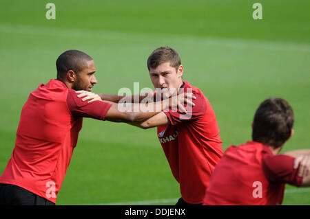 Cardiff, Galles, UK. Il 3 settembre 2013. Ashley Williams e Ben Davies formazione con il Galles squadra di calcio al Vale Resort vicino a Cardiff oggi. Credito: Phil Rees/Alamy Live News Foto Stock