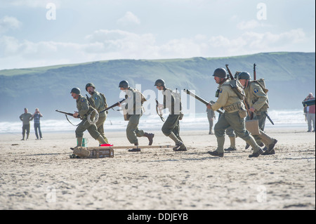 GI attori soldato in azione per il settantesimo anniversario del D-Day U.S. Army Assault Training Center sul Woolacombe Beach, Devon, Regno Unito Foto Stock