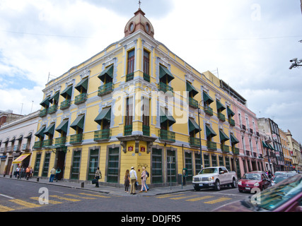 Variopinto edificio nel centro di Puebla in Messico Foto Stock