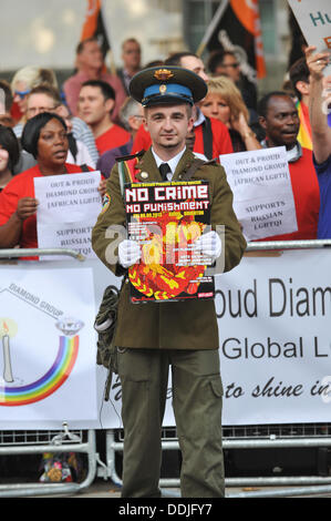 Whitehall, Londra, Regno Unito. Il 3 settembre 2013. Un manifestante indossa un russo uniforme in corrispondenza di una giornata di azione, 'l'amore e la Russia, l'odio di omofobia' protestare di fronte a Downing Street contro l'anti-gay leggi in Russia. Credito: Matteo Chattle/Alamy Live News Foto Stock