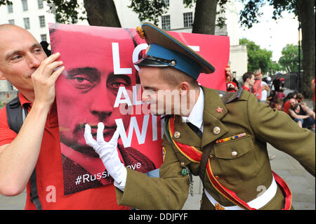 Whitehall, Londra, Regno Unito. Il 3 settembre 2013. Un manifestante ha divertimento a oneri Putins at, una giornata di azione, 'l'amore e la Russia, l'odio di omofobia' protestare di fronte a Downing Street contro l'anti-gay leggi in Russia. Credito: Matteo Chattle/Alamy Live News Foto Stock