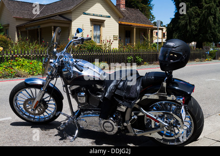 Bella Harley-Davidson motociclo parcheggiato sulla strada di fronte alla Cambria Historical Museum Foto Stock
