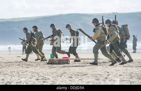 GI attori soldato in azione per il settantesimo anniversario del D-Day U.S. Army Assault Training Center sul Woolacombe Beach, Devon, Regno Unito Foto Stock