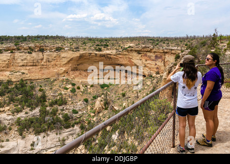 Turisti in casa lunga rovine si affacciano sul percorso del tram, Wetherill Mesa, Mesa Verde National Park, Cortez, STATI UNITI D'AMERICA Foto Stock