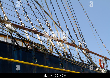 Vista dettagliata del sartiame funi sulla storica Balclutha nave a vela ancorata al Hyde Street Pier nella Baia di San Francisco Foto Stock