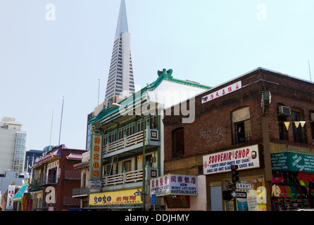 L'edificio Transamerica visto da Grant Avenue nella Chinatown di San Francisco Foto Stock