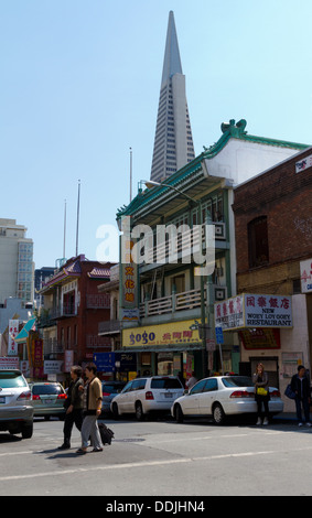 Edificio Transamerica visto da Grant Avenue nella Chinatown di San Francisco Foto Stock