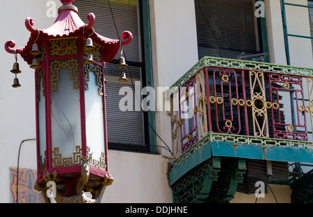 Cinese tradizionale lampione e balcone decorato nella Chinatown di San Francisco Foto Stock