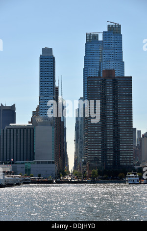 Vista nella West 42nd Street dal fiume Hudson, Manhattan, New York, New York, Stati Uniti d'America Foto Stock