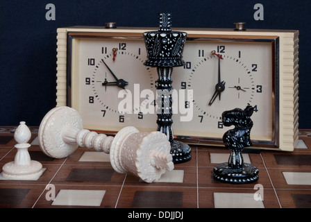 Composizione con gli scacchi orologi. Dopo il gioco. Foto Stock
