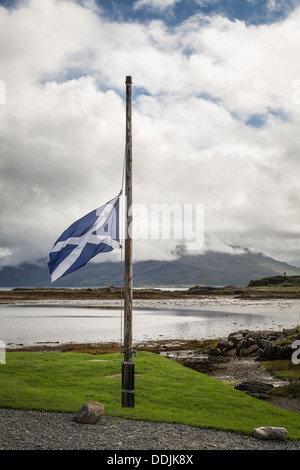 Scottish bandiera nazionale si blocca a metà in corrispondenza del montante di Eilean Iarmain, Isola di Skye in Scozia Foto Stock