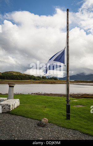 Scottish bandiera nazionale si blocca a metà in corrispondenza del montante di Eilean Iarmain, Isola di Skye in Scozia Foto Stock