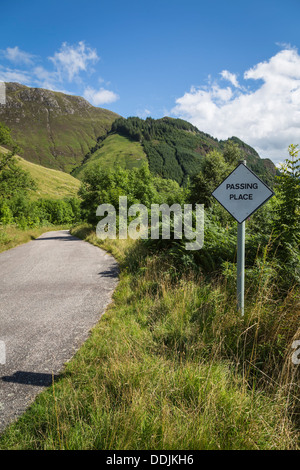 Passante posto sul ciglio della strada segno, Wester Ross, Scozia Foto Stock