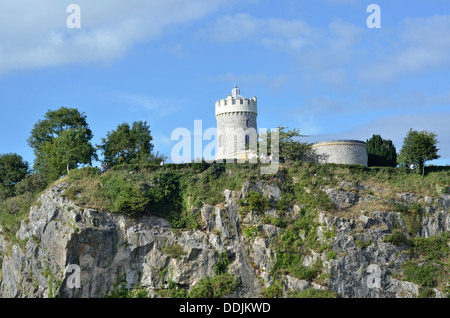 Osservatorio di Clifton & Camera Obscura Bristol con banco in primo piano su una soleggiata giornata d'estate. Ponte di sospensione viewpoint Foto Stock