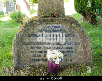 Tomba di Sir Arthur Conan Doyle e sua moglie nel cimitero della Chiesa di Tutti i Santi Minstead Inghilterra Hampshire REGNO UNITO Foto Stock