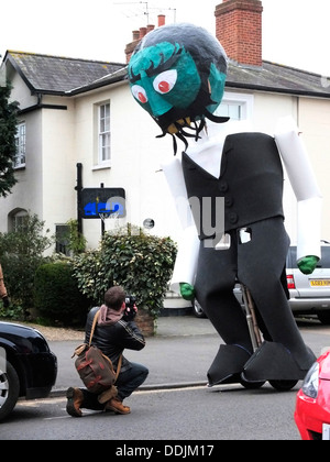 Un giornalista acquisisce una foto di un gigante di papier maché figura a Seething Domenica, Surbiton, a sud ovest di Londra 25-02-2013 Foto Stock