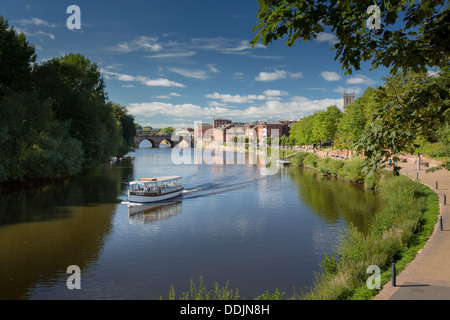 Passeggeri in viaggio in barca lungo il fiume Severn Worcester Worcestershire Inghilterra Foto Stock