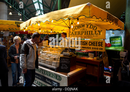 Il formaggio per la vendita al mercato di Borough Southwark Londra Inghilterra REGNO UNITO SE1 Foto Stock