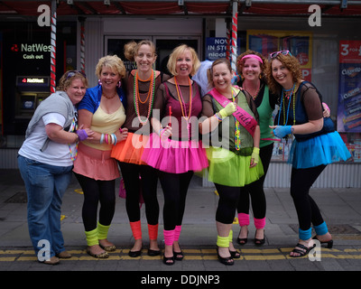 Un gruppo di donne amici indossando tutus fluorescente su una gallina party night, Aberystwyth Wales UK Foto Stock