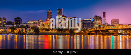 Lo skyline di Portland al crepuscolo, Portland Oregon, Stati Uniti d'America Foto Stock