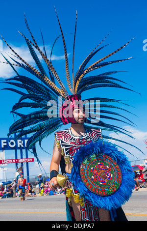 Aztec Danzatrice con il tradizionale costume partecipa al 92 annuale di inter-tribal corteo cerimoniale in Gallup New-Mexico Foto Stock