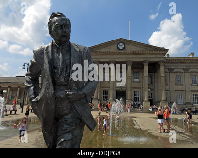 Piazza fuori stazione Ferroviaria di Huddersfield con fontane e sculture di Harold Wilson da Ian Walters Foto Stock