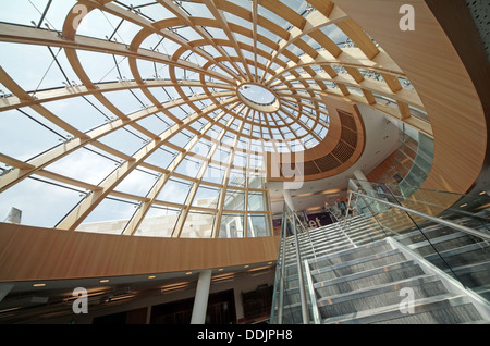 Interno del nuovo e completamente ristrutturato, biblioteca centrale di Liverpool, centro città, Merseyside, Inghilterra, REGNO UNITO, L3 8EW Foto Stock